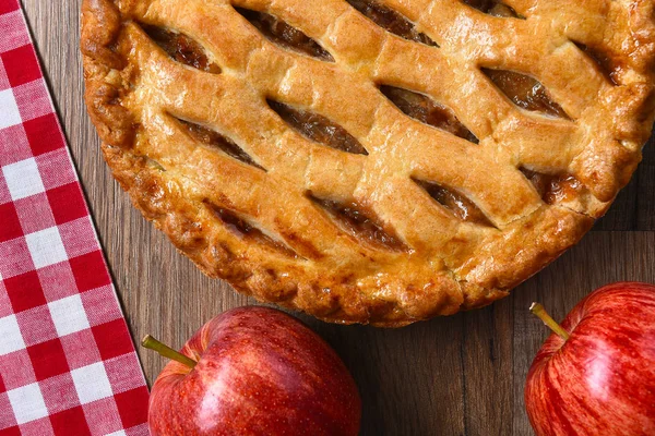 Tarta de manzana y manzanas en mesa de madera rústica —  Fotos de Stock