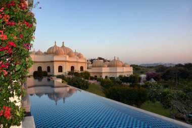 Udaipur, Hindistan - 21 Ocak 2017: Havuzu Oberoi Udaivilas Otel'de. PICHOLA gölün kıyısında yer alan otel üzerinde elli dönüm, yirmi dönümlük yaban hayatı kutsal içeren bulunuyor.