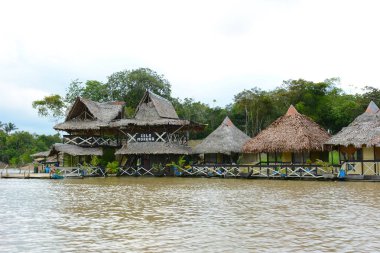 Iquitos, Peru - 16 Ekim 2015: Isla Morena Resort Momon nehirden gördün. Perulu Amazon kalbinden uzak beldesidir.