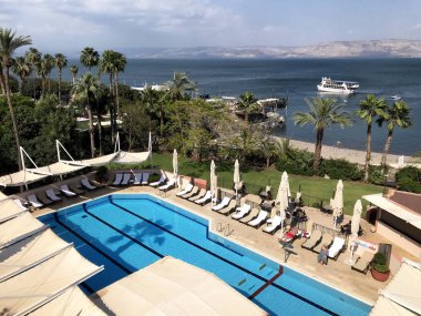 Tiberias, İsrail - 14 Mayıs 2018: Celile Denizi bakan İskoç Otel Havuzu. Otel bir kez 19. yüzyıl İskoç hastane yerdi.