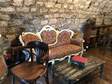 Tiberias, İsrail - 14 Mayıs 2018: İskoç otel Saint kentsel şarap mahzeni ve Bar lounge oturma. Eski hastane ocağın prestijli bir şarap mahzeni dönüştürüldü. 
