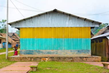 Santa Ana Köyü, Peru - 14 Ekim 2015: Renkli bina. Perulu Amazon günlük yaşamlarında köylüler giderim