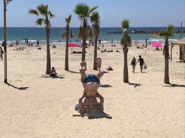 Tel Aviv, İsrail - 24 Haziran 2018: David Ben Gurion Heykel Tel Aviv'de muhammet Beach üzerinde. Ben Gurion egzersiz ve kumsalda yoga uygulamak için ünlü. 