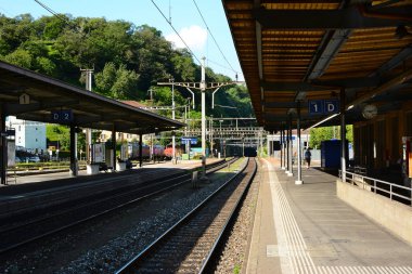 Bellinzona, İsviçre - 4 Temmuz 2014: Tren İstasyonu platformu Bellinzona içinde. Şehir, üç kale, Castelgrande, Montebello ve Sasso Corbaro ünlüdür.