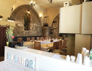 Um El Fahm, İsrail - 20 Haziran 2018: El Babor restoran. İsrail, Filistin, Mediterranean sunuyor Kuzey İsrail Restoran İç mutfağı.