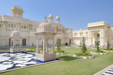 Udaipur, Hindistan - 4 Kasım 2015: Oberoi Udaivilas. Lüks Otel Udaipur, Rajasthan, Hindistan göl Pichoola yer alır.