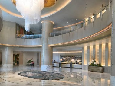 Manila, Filipinler - 2 Nisan 2016: Shangri-La Fort lobide. Lüks Otel ve karma kullanım bina en yüksek yapıları Manila biridir.