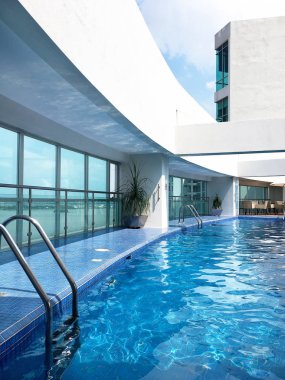 Guayaquil, Ekvator - 15 Şubat 2017: Wyndham Hotel Guayaquil Havuzu. Otel tarihi Santa Ana Hill ve onun ünlü deniz feneri yer alan sadece birkaç adım mesafededir.