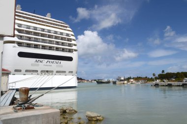St. Johns, Antigua havuzda, MSC Poesia bağladı.