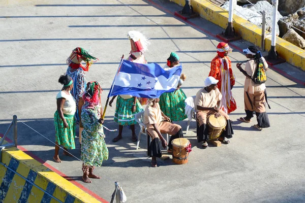 洪都拉斯罗阿坦的科森洞 2012年12月26日 舞者和音乐家表演娱乐员欢迎游轮游客到加勒比海岛的停靠港 — 图库照片