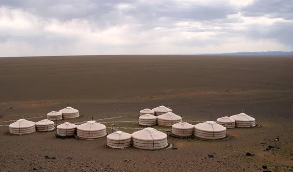 蒙古戈壁沙漠的格尔营 — 图库照片