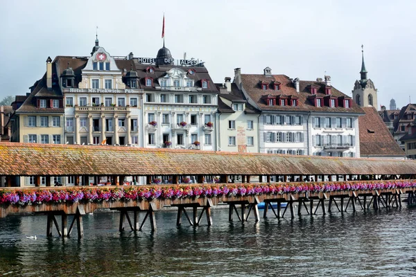 Lucerne Švýcarsko Července 2014 Kapličkový Most Hotely Řeky Reuss Lucerne — Stock fotografie