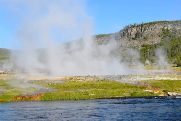 Râul Foc Prin Bazinul Midway Geyser Din Parcul Național Yellowstone — Fotografie, imagine de stoc
