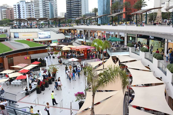 秘鲁利马 2015年10月18日 秘鲁米拉弗洛雷斯的 Larcomar 购物中心 位于海洋和阿尔弗雷多 萨拉扎公园之间的户外商场内的购物者 — 图库照片