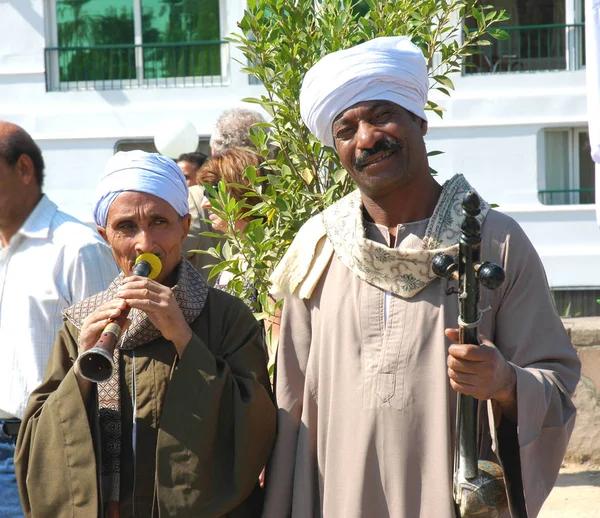 埃及卢克索 10月30日 两名音乐家在埃及卢克索的旅游景点外表演 当地艺人经常在当地旅游景点演出 — 图库照片