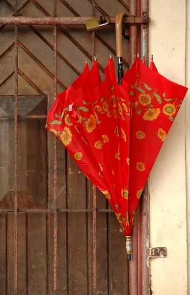 Ljusa Röda Paraply Hängande Dörren Rostig Säkerhet Barer — Stockfoto