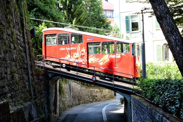 Lugano Suiza Julio 2014 Coche Funicular Puente Sobre Una Pequeña — Foto de Stock