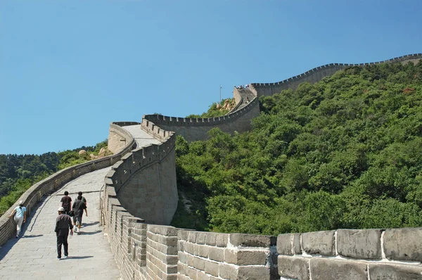 Turisti Sulla Grande Muraglia Cinese — Foto Stock