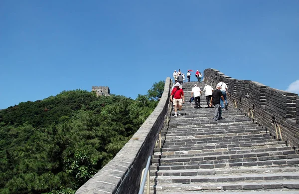 Turisti Che Salgono Scale Sulla Grande Muraglia Cinese — Foto Stock