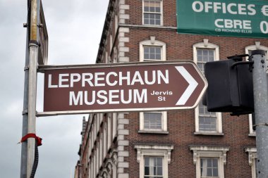Dublin, İrlanda - 12 Mayıs 2011: Cin Müzesi işareti, Dublin, İrlanda. İrlanda mitolojisi ve folklor için cazibe ayrılır ilk.