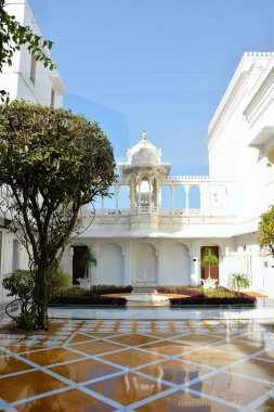 Udaipur, Hindistan - 13 Ocak 2017: Taj Göl Sarayı otel avlusu. Dünyanın en çok tanınan konutlarındanbiri Octopussy filmde özellikli yapıldı..