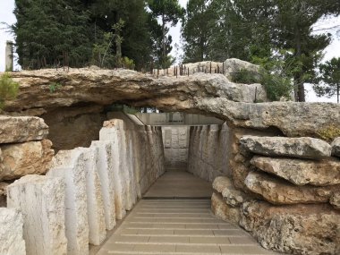 Kudüs - 9 Mayıs 2018: Çocuk anma töreninde Yad Vashem. Bir yeraltı mağarası boş Anıtı, Holokost sırasında öldürülen yaklaşık 1,5 milyon Yahudi çocuk bir karşılığıdır.