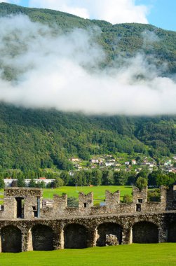 Bellinzona, İsviçre - 4 Temmuz 2014: Çim ve surlar, Castelgrande, Bellinzona. Unesco Dünya Mirası kale dramatik vistas sağlayan Bellinzona şehir manzaralıdır..