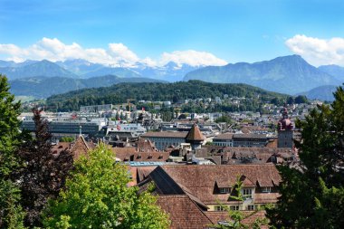 Lucerne, İsviçre - 3 Temmuz 2014: Lucerne, İsviçre genel bakış. Musegg duvardan kiliseler ve diğer kamu binaları da dahil olmak üzere şehrin güzel bir manzara olsun.