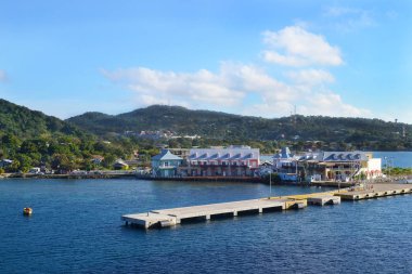 Coxen delik, Roatan, Honduras - 26 Aralık 2012: Cruise Gemi rıhtım ve şehir merkezi. En büyük şehir ve Honduras Körfezi Adaları bölümü başkenti liman kenti olduğunu.