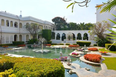 Udaipur, Hindistan - 13 Ocak 2017: Taj Göl Sarayı otel avlusu. Dünyanın en çok tanınan konutlarındanbiri Octopussy filmde özellikli yapıldı..