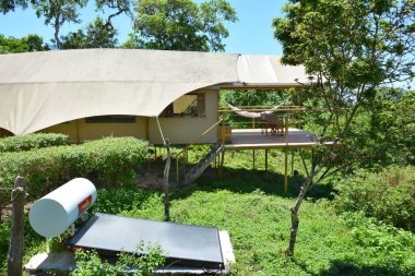 Santa Cruz Adası, Galapagos - 20 Şubat 2017: Çadır güneş paneli Galapagos Safari kampında. Afrika tarzı tented çadırları güç için kamp kullanır güneş panelleri.