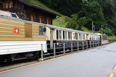 Broc, İsviçre - 8 Temmuz 2014: Çikolata tren istasyonunda. Peynir ve çikolata Fabrika Turları için durur Gruyeres ve Broc için Montreux vintage lüks turistik tren kalkar.