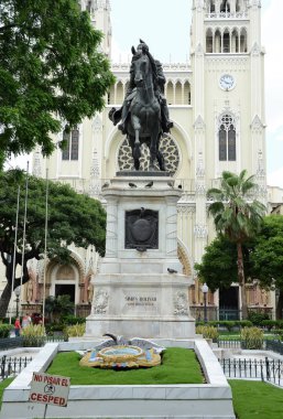 Guayaquil, Ekvator - 15 Şubat 2017: Simone Bolivar heykel Seminario Park. Iguanas onlarca süslü bahçelerinin içinde yaşayan bu yana Seminario Park da Iguana Park denir.