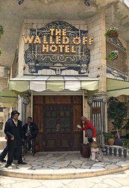 Bethlehem, Palestine - 12 Mayıs 2018: Off duvarlı Hotel açık giriş ve kapı erkekler. Bir tamamen bağımsız eğlence tesisi kurmak ve Banksy tarafından finanse oteldir.