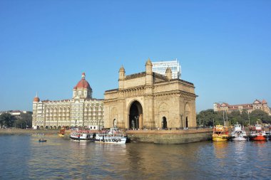 Mumbai, Hindistan - 11 Ocak 2017: Taj Mahal Palace Otel ve ağ geçidi Hindistan için. Her iki yapıları Mumbai Harbor Umman Denizi manzaralıdır. 