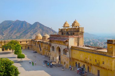 Jaipur, Hindistan - 3 Kasım 2015: Amber Fort de Amer Fort biliyorum. Yüksek bir tepe üzerinde Maota göl manzaralı.