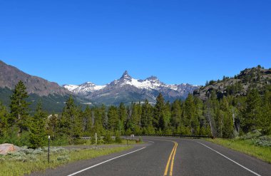Pilot tepe ve Dizin zirve önemli dağ zirveleri Absaroka aralığında, Wyoming vardır. Zirve Beartooth karayolu görülür.