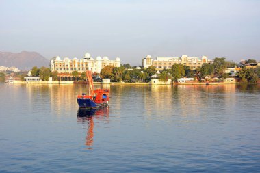 Udaipur, Hindistan - 13 Ocak 2017: Thetaj Lake Palace Hotel Ganguar tören mavna. 150 - yıl yaşlı tekne festival ve Kraliyet törenleri kutlama kayan alayı için kullanılır.