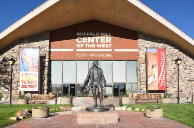 Cody, Wyoming - 24 Haziran 2017: Buffalo Bill Merkezi Batı'nın heykeli. Bir kompleks beş müze ve doğal tarih, sanat ve Amerikan Batı yapıları içeren bir araştırma kütüphanesi.