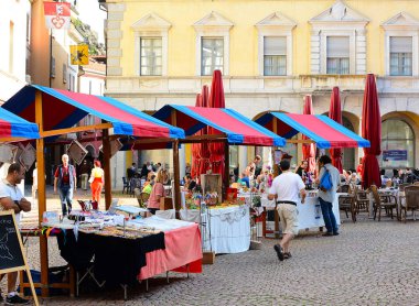 Bellinzona, İsviçre - 4 Temmuz 2014: Sokak satıcıları haftalık çiftçi Market Bellinzona, İsviçre. 