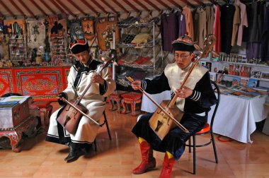Gobi Çölü, Moğolistan - 2006: Popüler enstrümanı geleneksel kostüm oyun morin khuurs Moğol müzisyen oynadı sırasında ritüeller, kutlamalar ve Dansları veya şarkı için bir eşlik olarak.