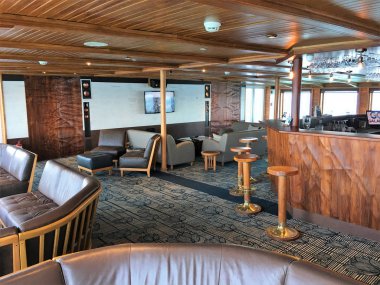 Galapagos, Ekvator - 20 Şubat 2017: Panorama Lounge Galapagos efsane yolcu gemisi aboard. Panoramik pencerelere ve bar dinlenmek için 301 ayak lüks gemiler barında.