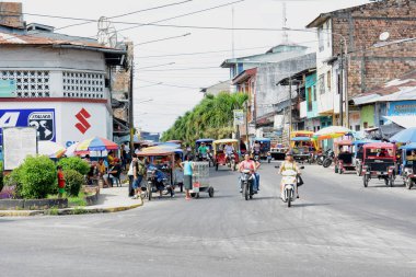 Iquitos, Peru - 17 Ekim 2015: Motokars ve motosiklet. Motosiklet ve Motokars ulaşım Amazon en yaygın formları vardır.