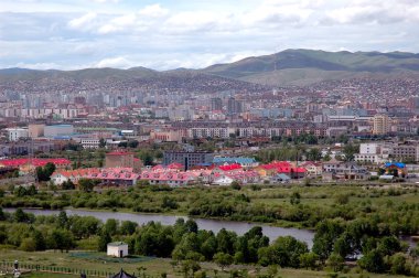 Ulan Baatar, şehir manzaralı, nehir ve dağ ile Moğolistan