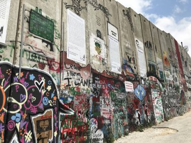 Bethlehem, Palestine - 12 Mayıs 2018: Duvarlı kapalı otel duvar resmi. Duvar İsrail 50 yıllık meslek çarpıcı simgesidir ve gösteriler ve sanat eseri için önemli bir odak noktası haline gelmiştir.