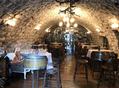 Tiberias, İsrail - 14 Mayıs 2018: İskoç otel Saint kentsel şarap mahzeni ve Bar. Eski hastane ocağın prestijli bir şarap mahzeni dönüştürüldü. 