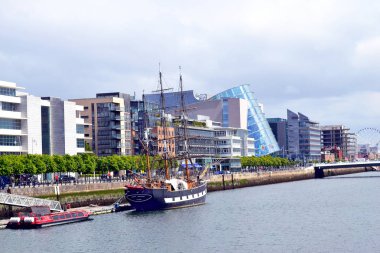 Dublin, İrlanda - 12 Mayıs 2011: Jeanie Johnson Yelkenli gemide Liffey Nehri, Dublin, İrlanda.
