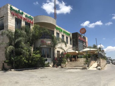 Um El Fahm, İsrail - 20 Haziran 2018: El Babor restoran. İsrail, Filistin, Mediterranean sunuyor Kuzey İsrail restoranın dış mutfağı.