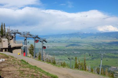 Jackson Hole, Wyoming - 27 Haziran 2017: Bridger gondol buluşma Dağı'nda gelen. Gondol yürüyüşçü ve turistik zirve manzaralarını vadi için için alır
