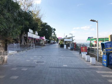 Tiberias, İsrail - 13 Mayıs 2018: Seaside Celile Denizi kıyısındaki. Alanları kaplı oteller, restoranlar ve gece kulüpleri ile.